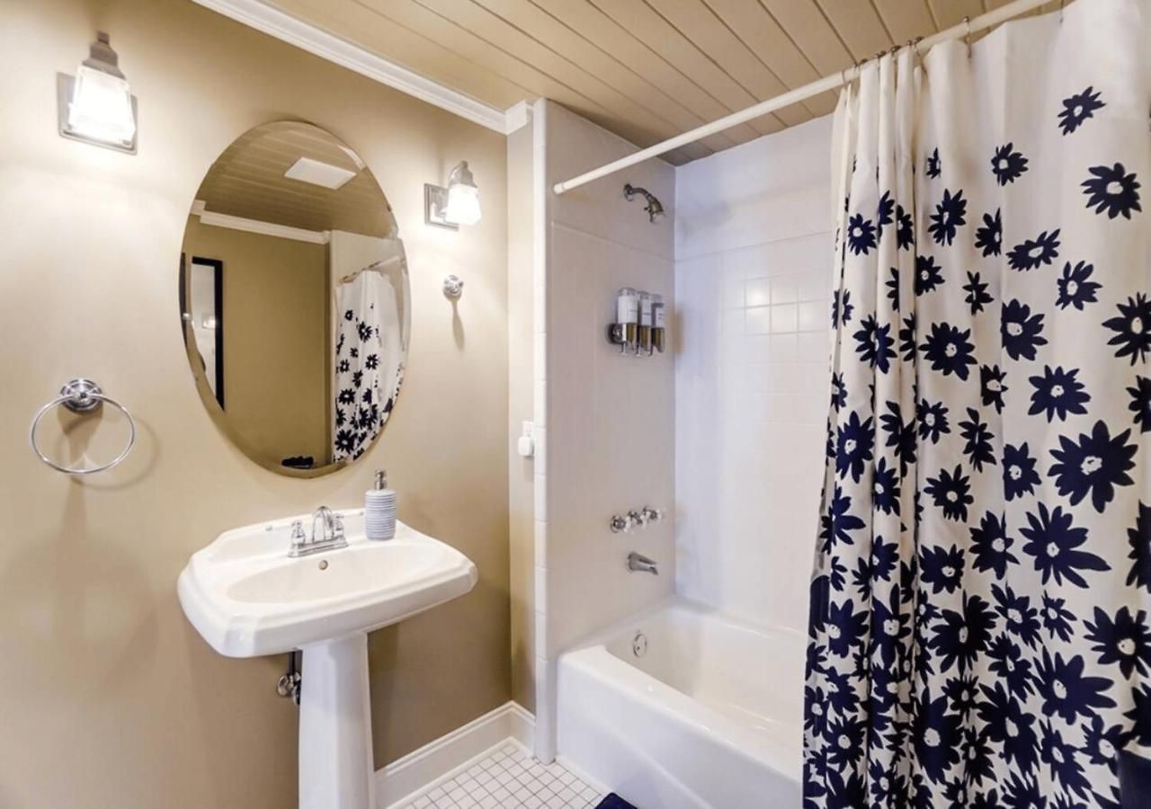 Stylish Noda Gem Hot Tub, Games And Walk To Dining Holiday home