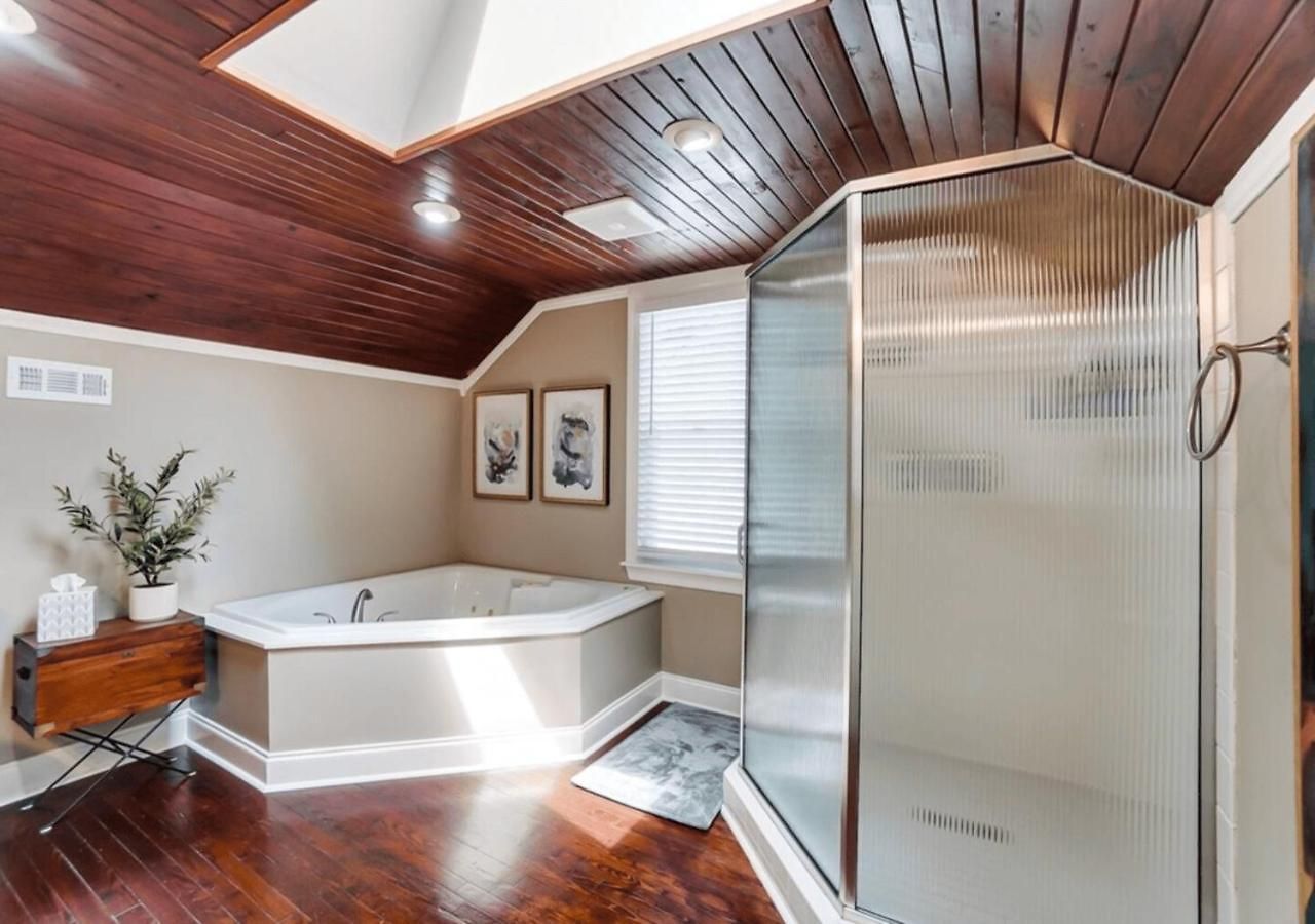 Stylish Noda Gem Hot Tub, Games And Walk To Dining