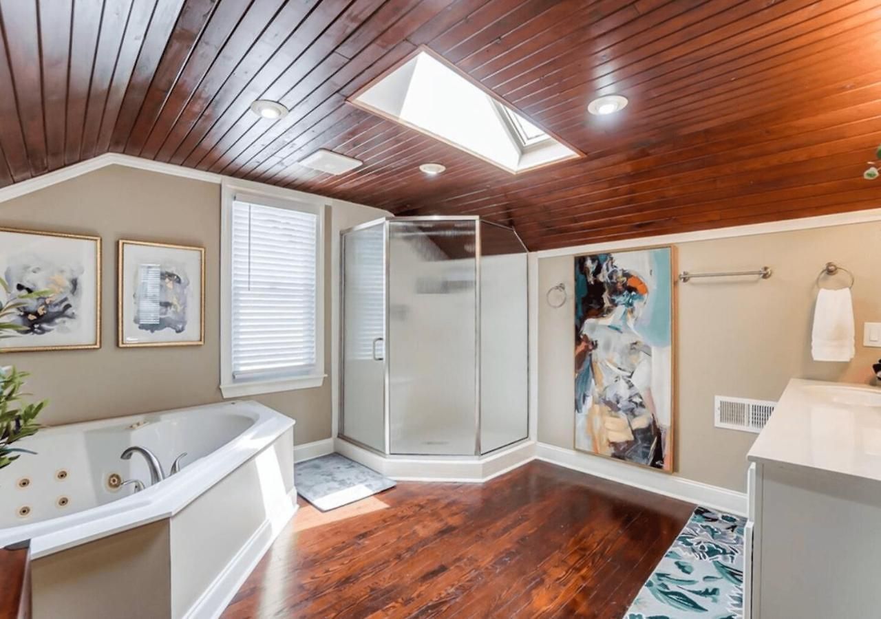 Stylish Noda Gem Hot Tub, Games And Walk To Dining Charlotte
