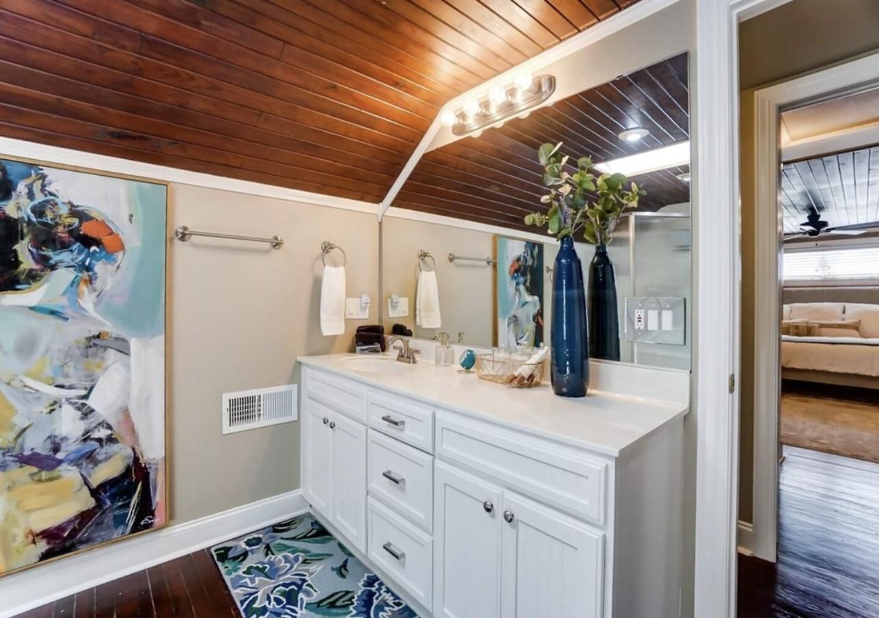 Stylish Noda Gem Hot Tub, Games And Walk To Dining Holiday home Charlotte