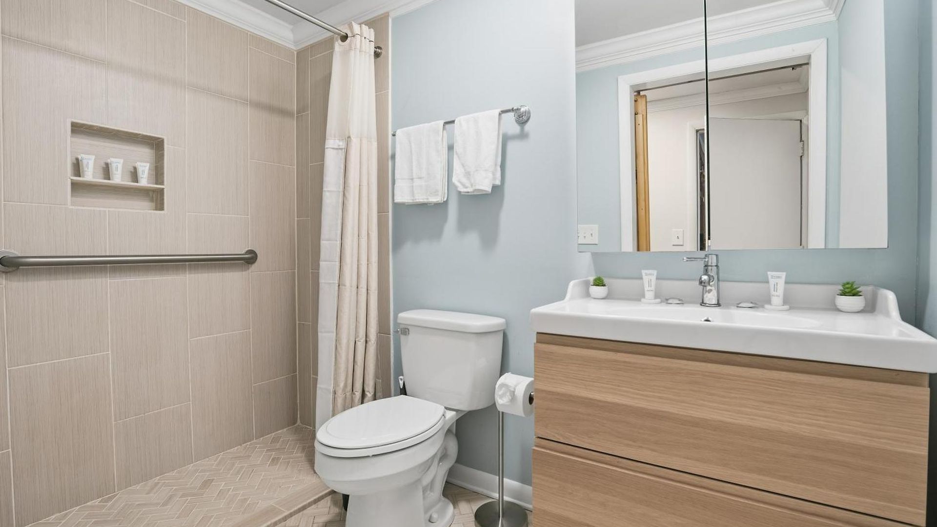 Shadowlake: 4br House Charlotte