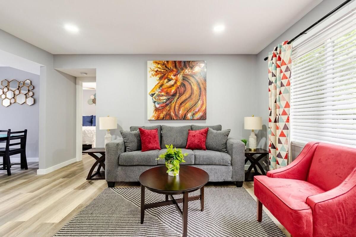 Spacious 2br 2ba Steps From Hospitals And Uptown Minimum 15 Days Or Apartment *