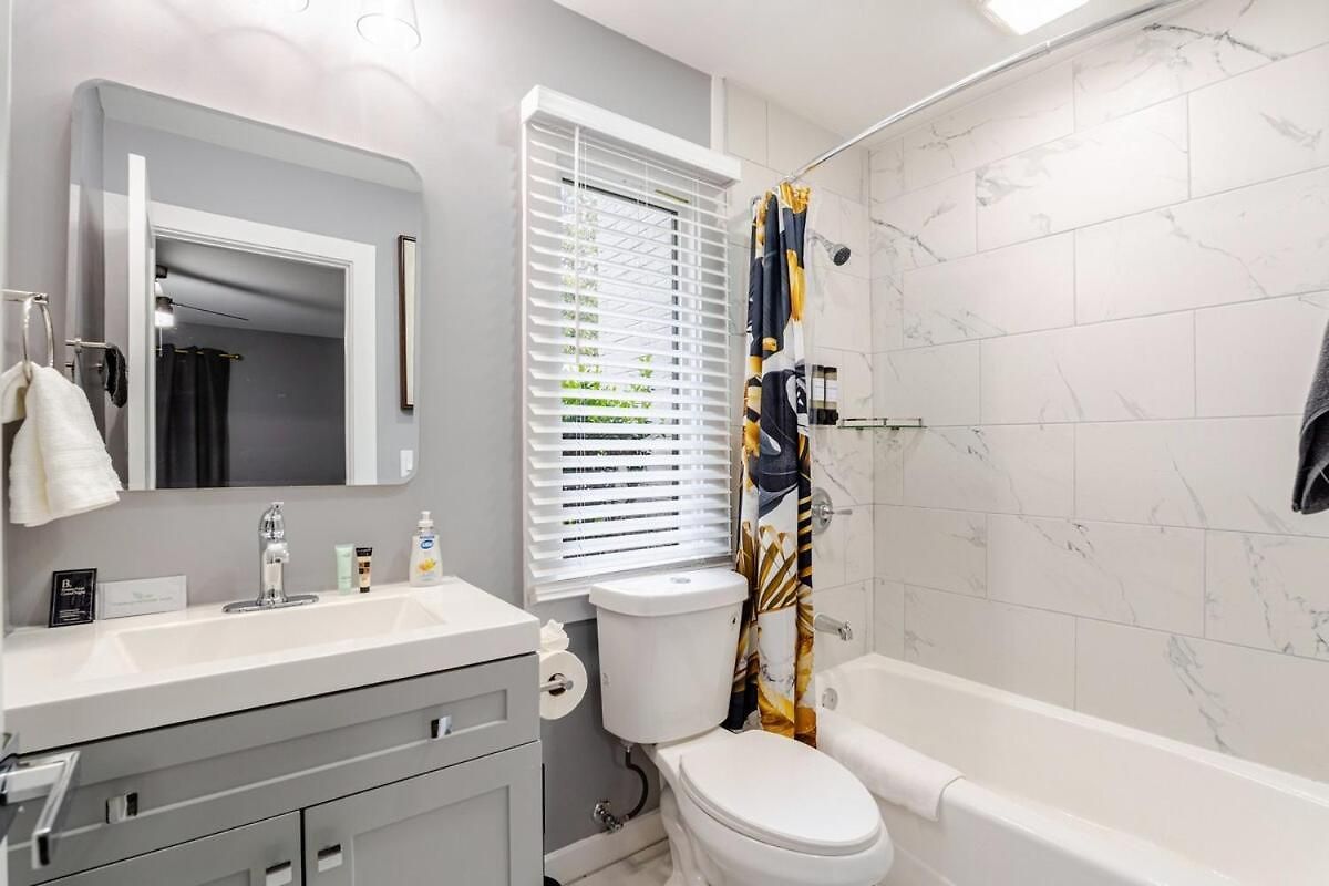 Spacious 2br 2ba Steps From Hospitals And Uptown Minimum 15 Days Or