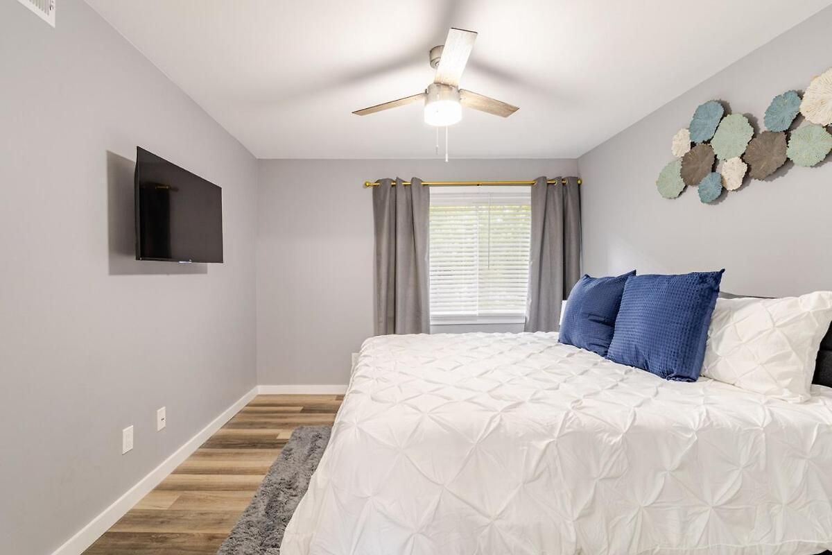 Spacious 2br 2ba Steps From Hospitals And Uptown Minimum 15 Days Or *