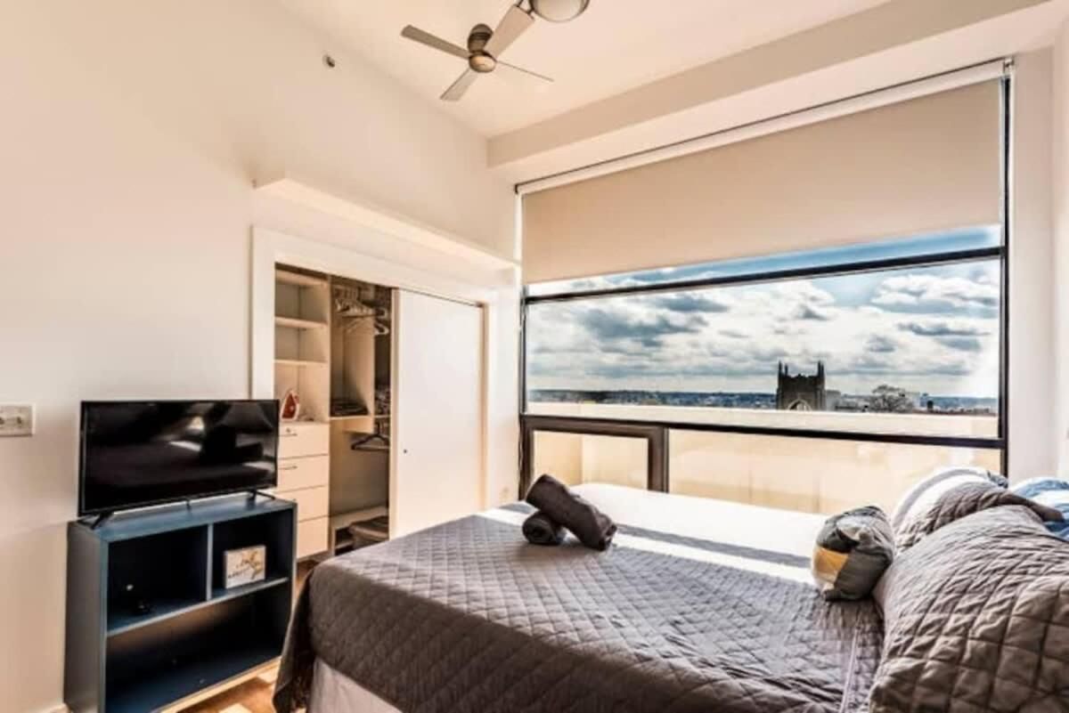 Skyline Vista Penthouse In The Queen Apartment *
