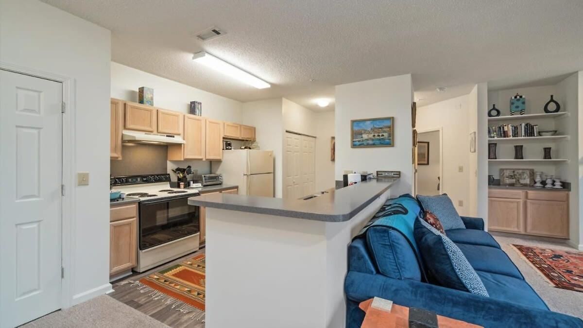 Apartment Cozy 1-br With A Seasonal Pool