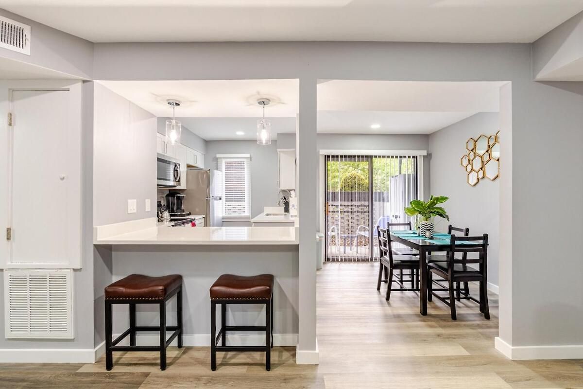 Spacious 2br 2ba Steps From Hospitals And Uptown Minimum 15 Days Or Charlotte