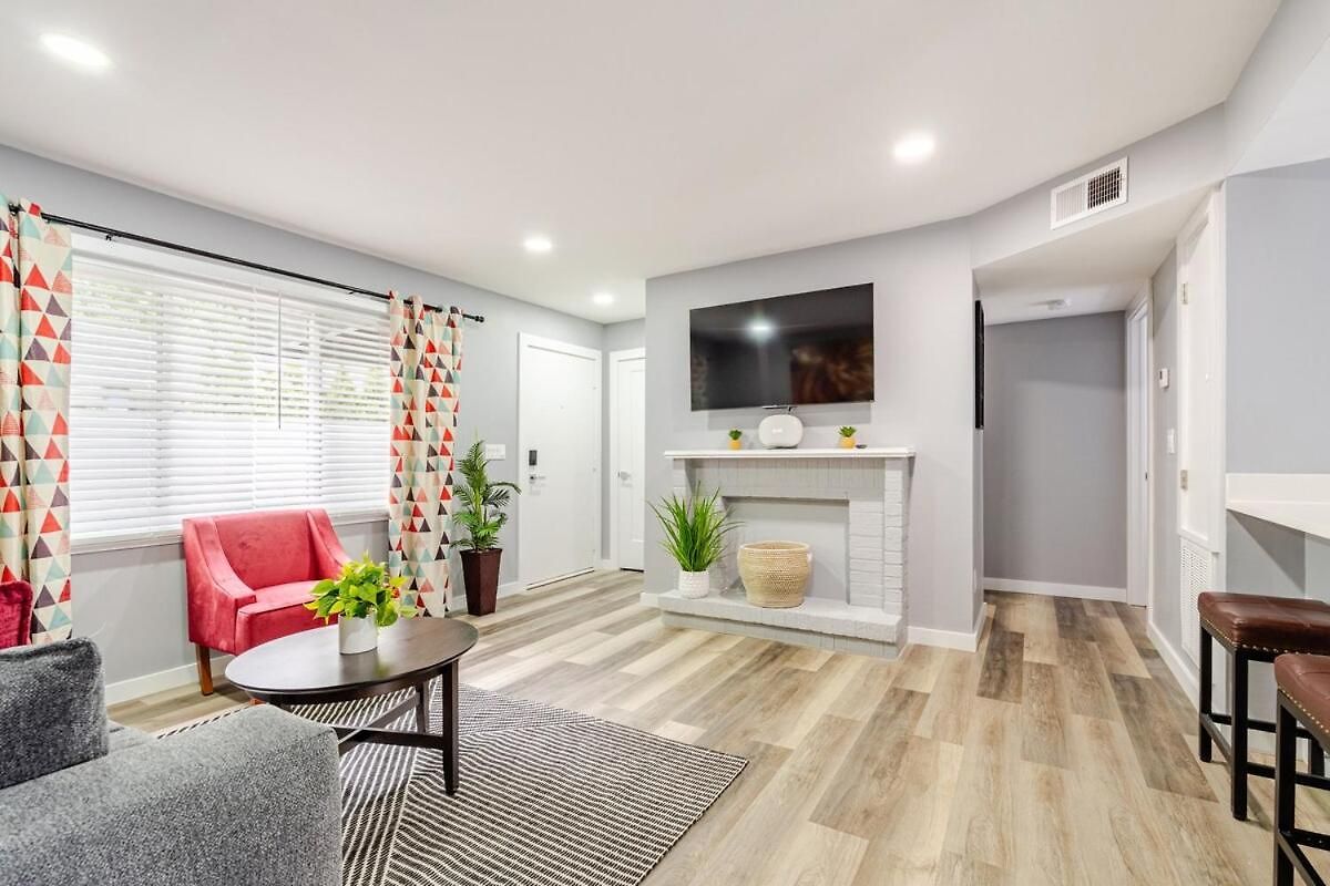 Apartment Spacious 2br 2ba Steps From Hospitals And Uptown Minimum 15 Days Or *