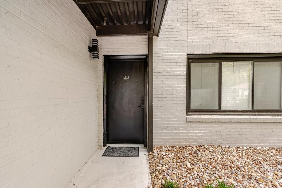 Spacious 2br 2ba Steps From Hospitals And Uptown Minimum 15 Days Or *