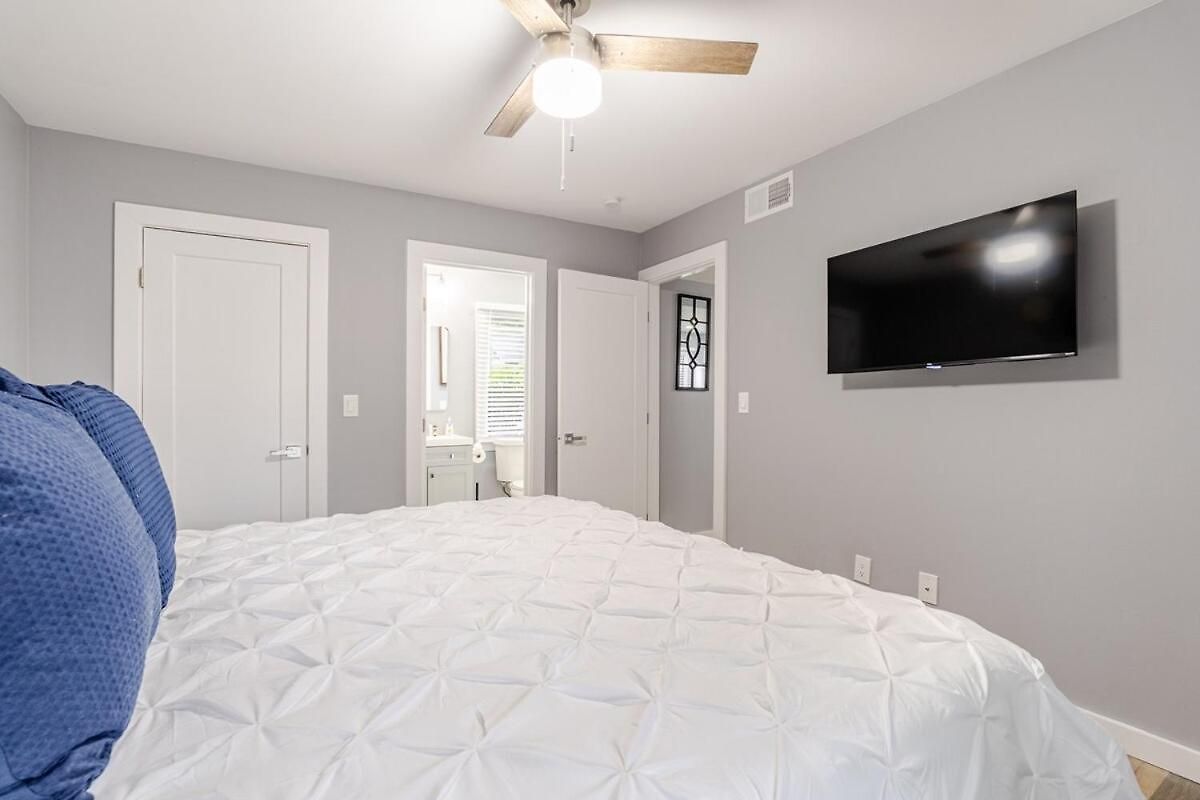 Spacious 2br 2ba Steps From Hospitals And Uptown Minimum 15 Days Or