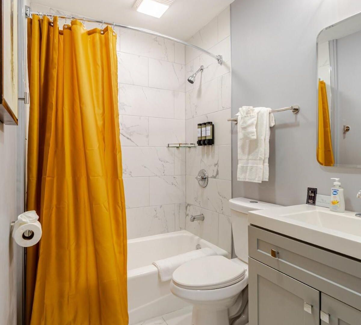 Apartment Spacious 2br 2ba Steps From Hospitals And Uptown Minimum 15 Days Or *