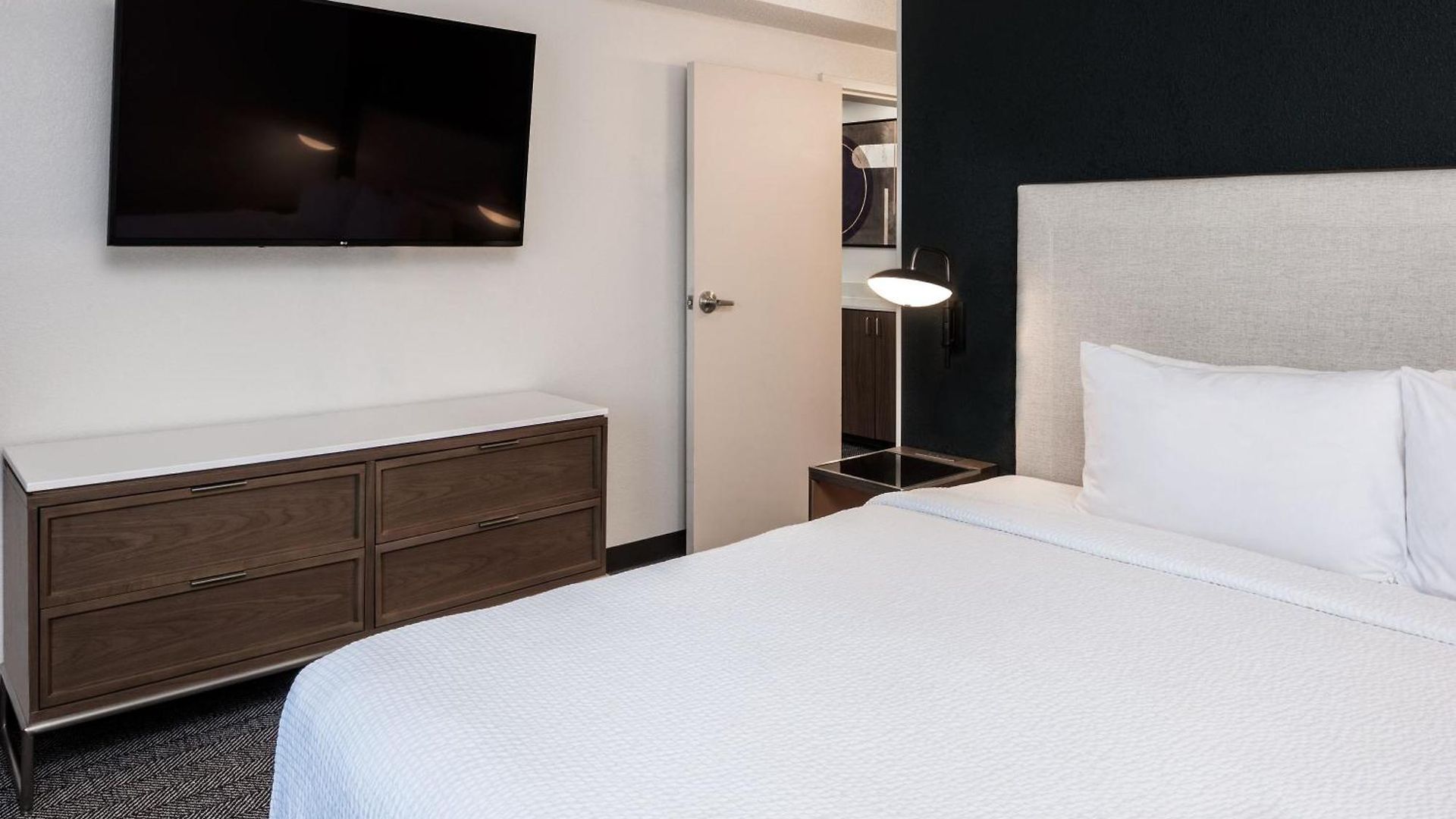 Courtyard By Marriott Ballantyne Hotel