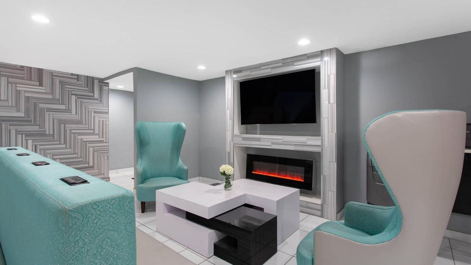 Clarion Pointe Hotel 3*