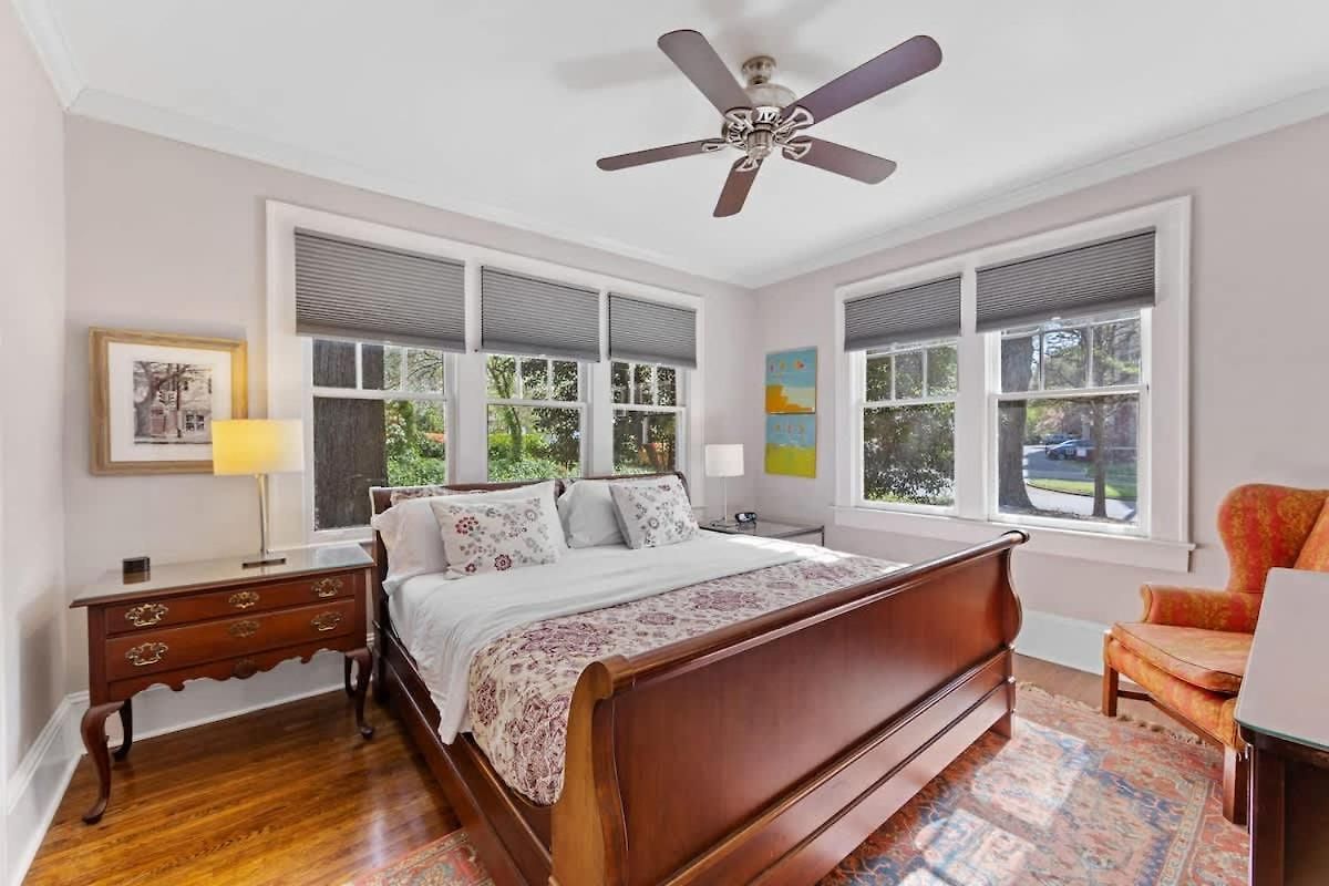 Luxurious Myers Park Living With Screened Porch Holiday home *