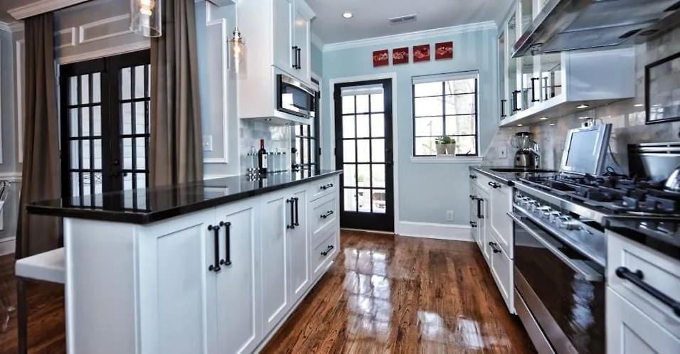 Beautifully Furnished Modern 2br With Balcony * Charlotte