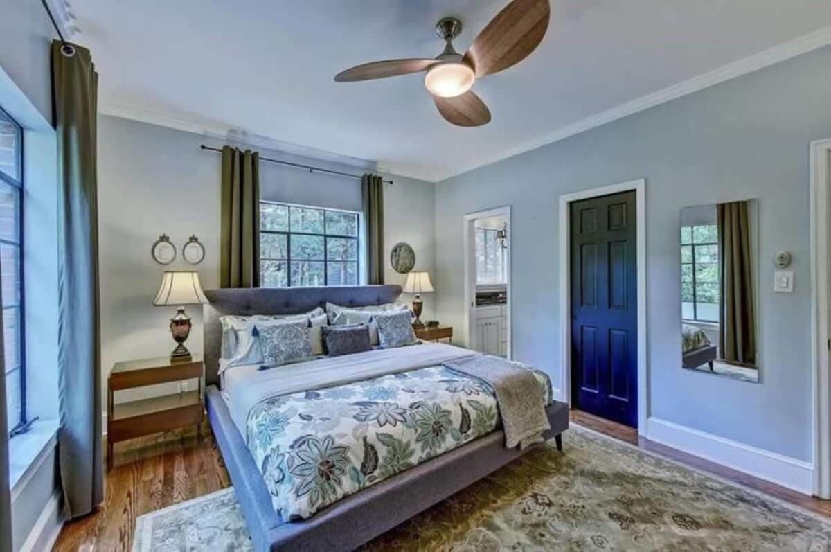 Elegant 2br With Covered Patio Holiday home *