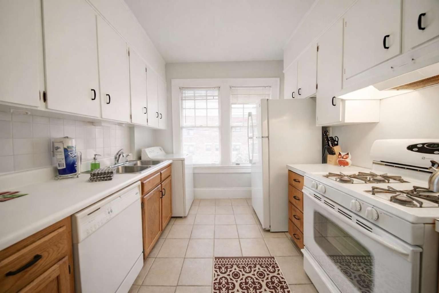 Elegant 1br King Condo, Elizabeth-plaza Midwood Holiday home *
