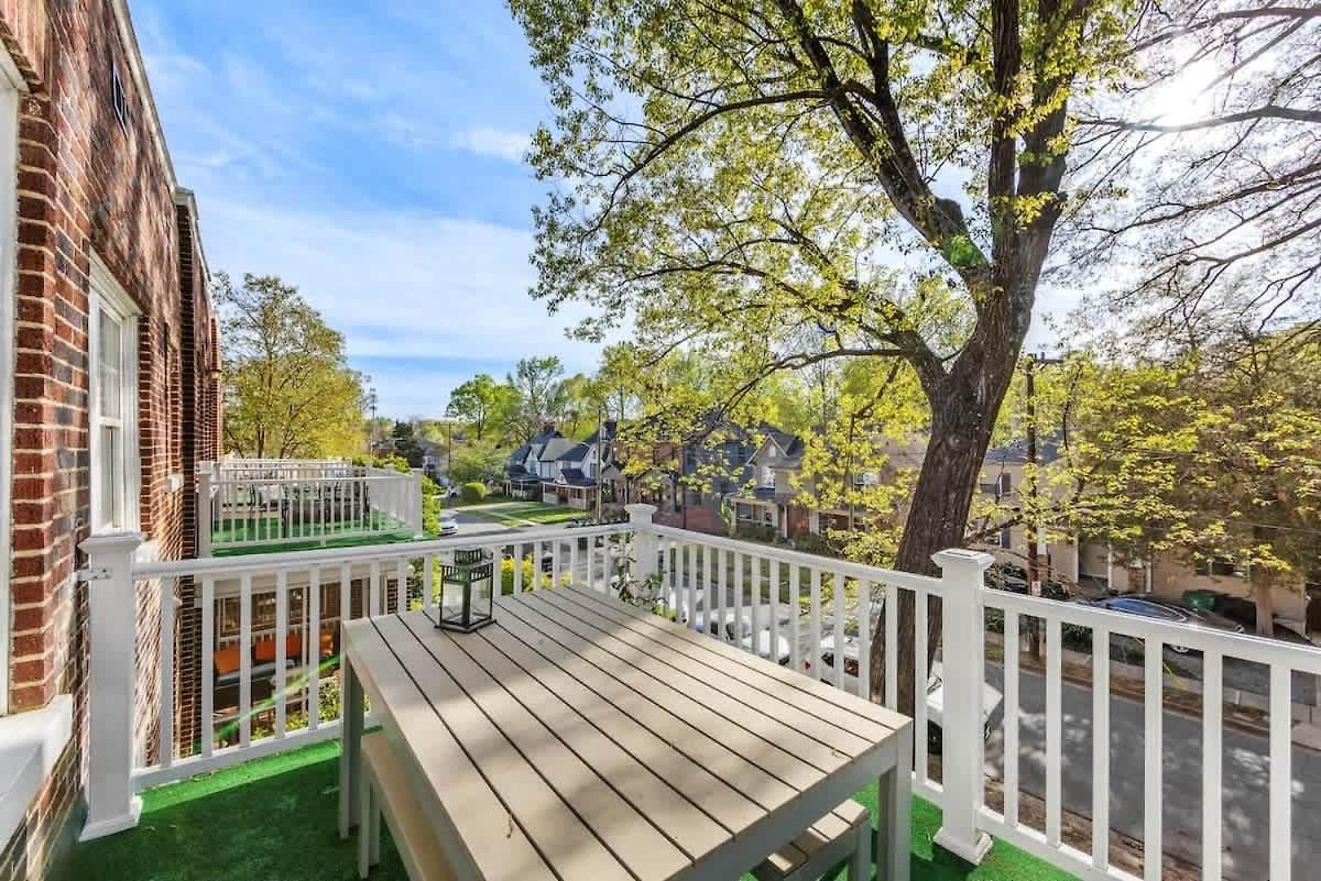 Vibrant And Cozy 2br Near Uptown With Balcony Holiday home Charlotte
