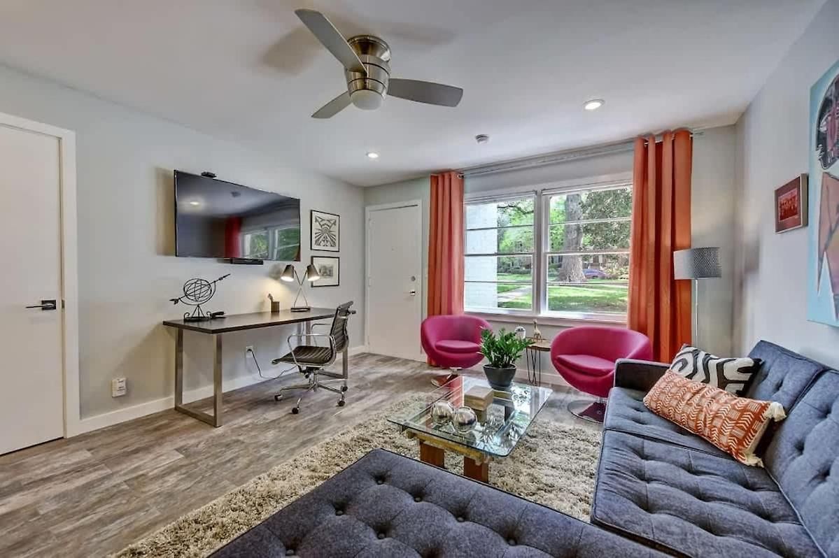 Spacious With Easy Access To Uptown Holiday home *
