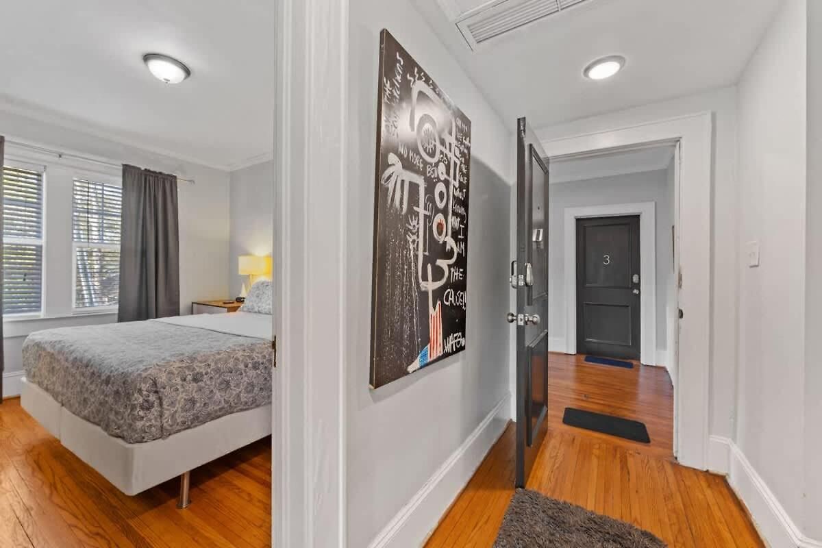 Vibrant And Cozy 2br Near Uptown With Balcony *