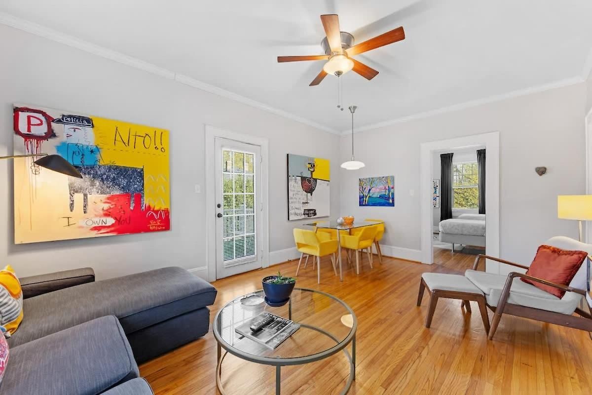 Holiday home Bright And Restful 2br Near Uptown With Balcony *