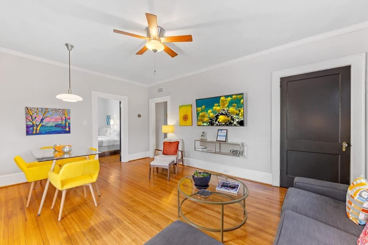 Holiday home Bright And Restful 2br Near Uptown With Balcony