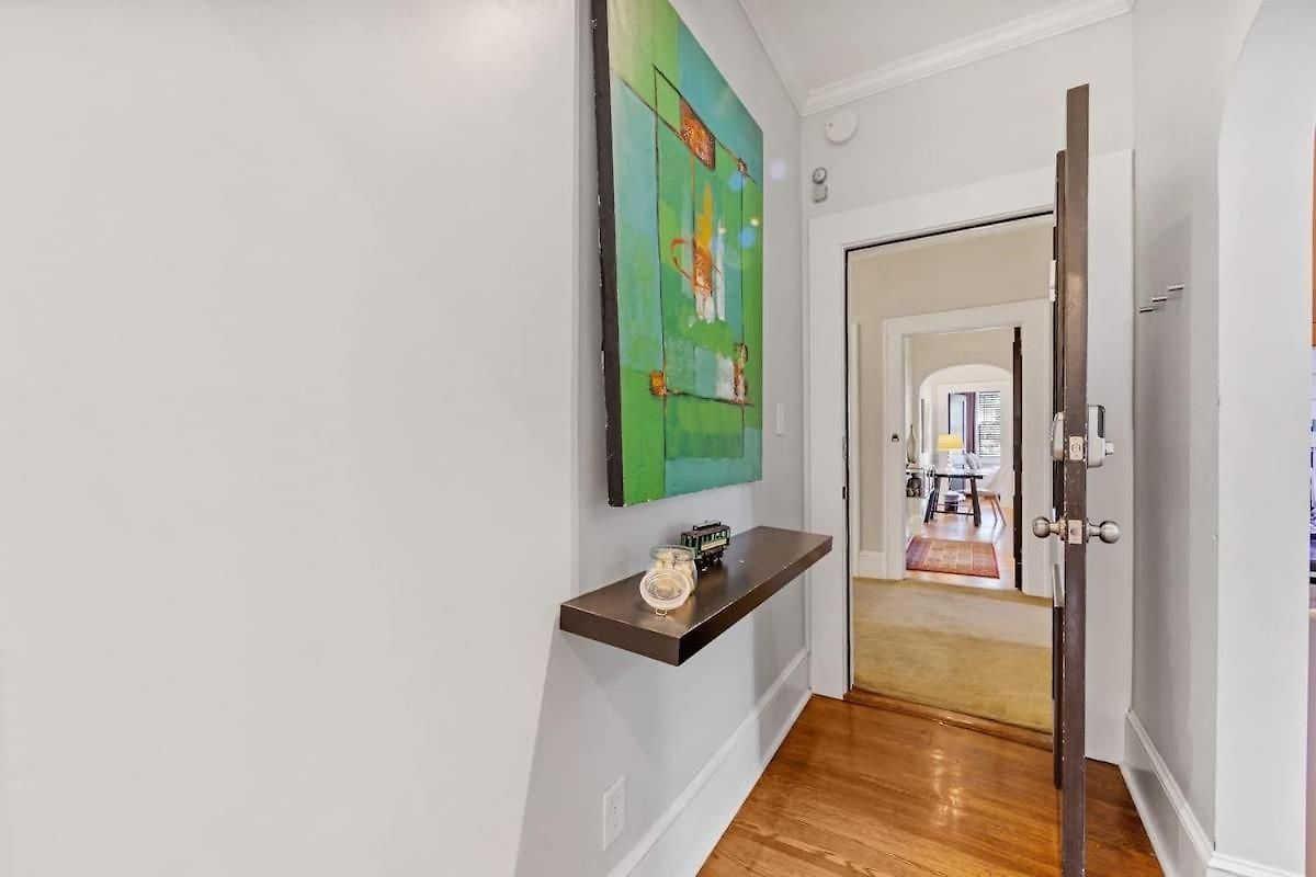 Stylish Myers Park 2 Bedroom With Screened Porch