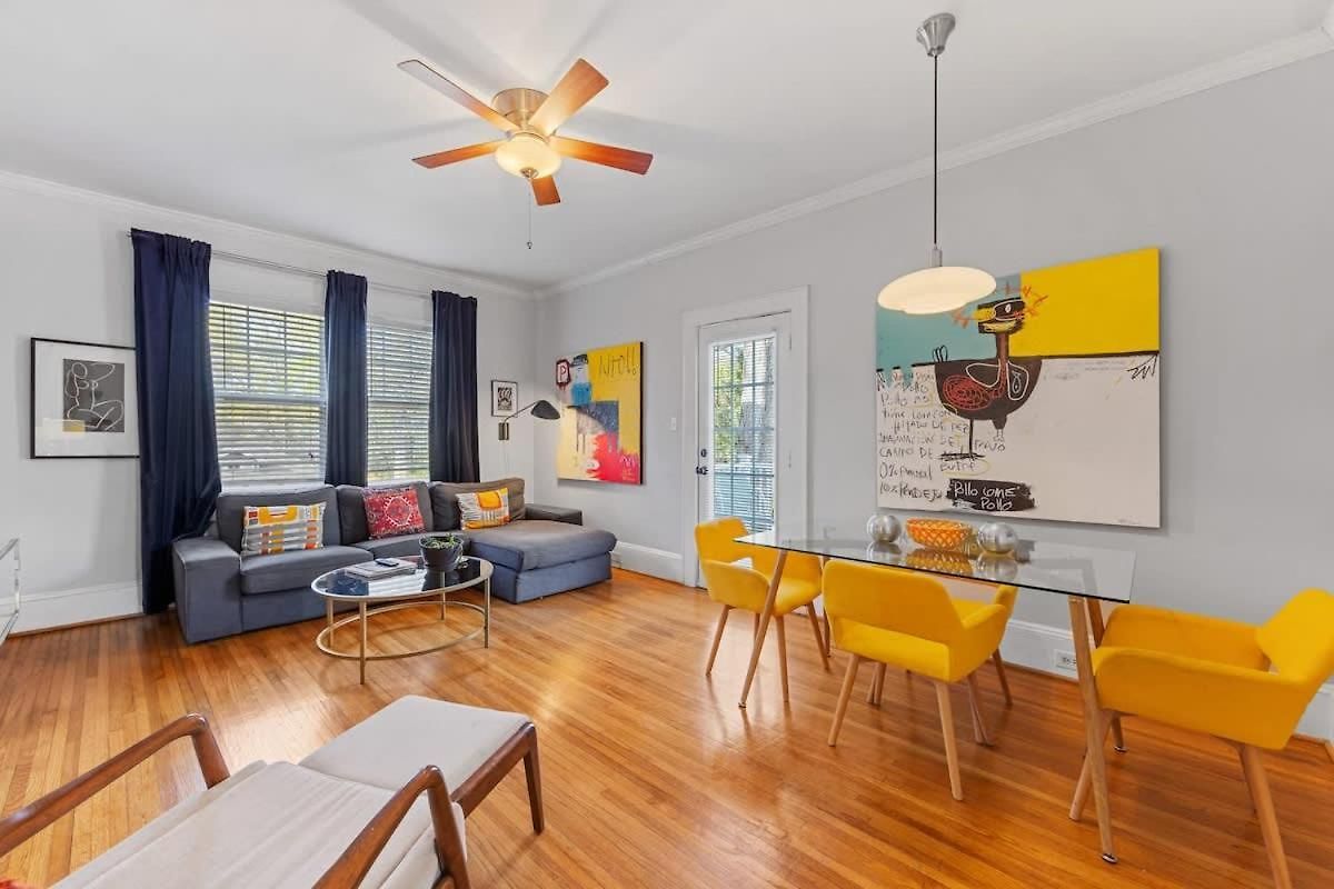 Bright And Restful 2br Near Uptown With Balcony Holiday home