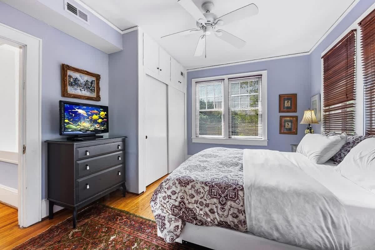 Spacious 2br In Myers Park With Sunroom Holiday home