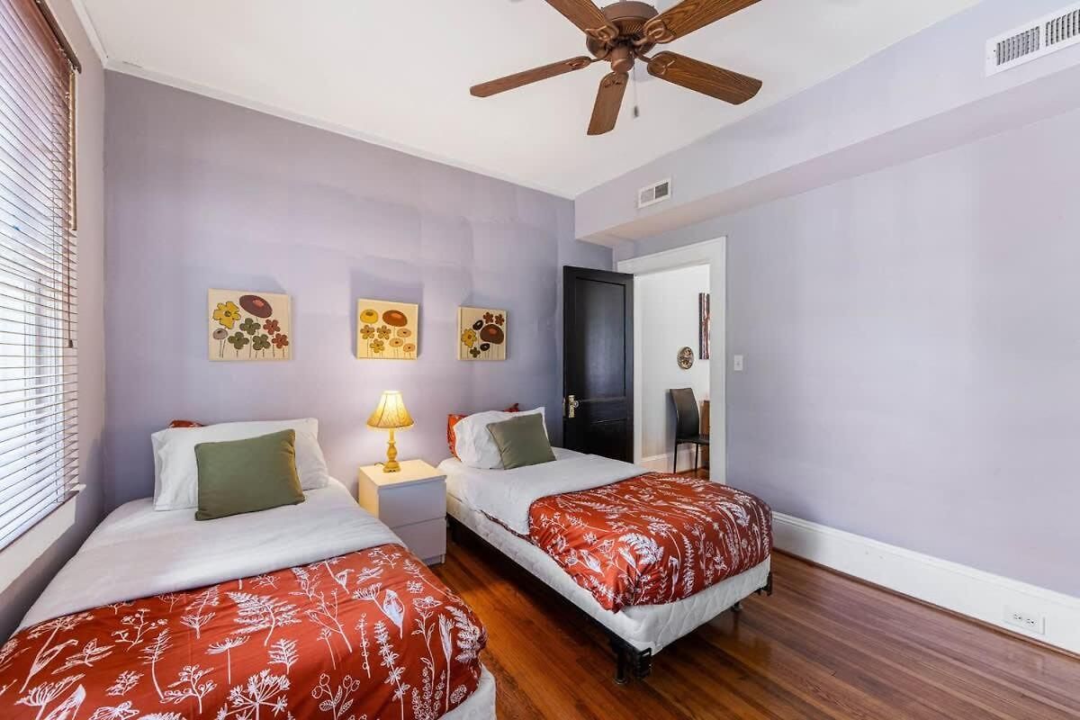 Spacious 2br In Myers Park With Sunroom *