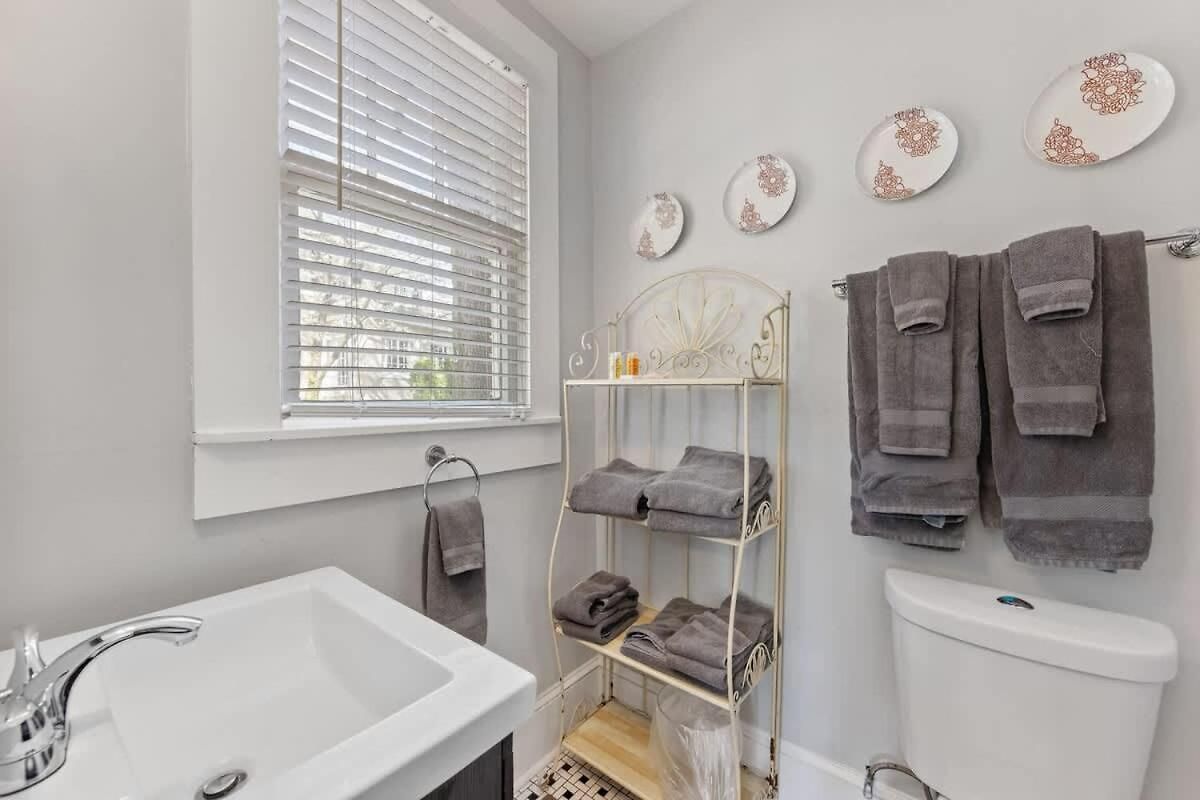 Stylish Myers Park 2 Bedroom With Screened Porch *