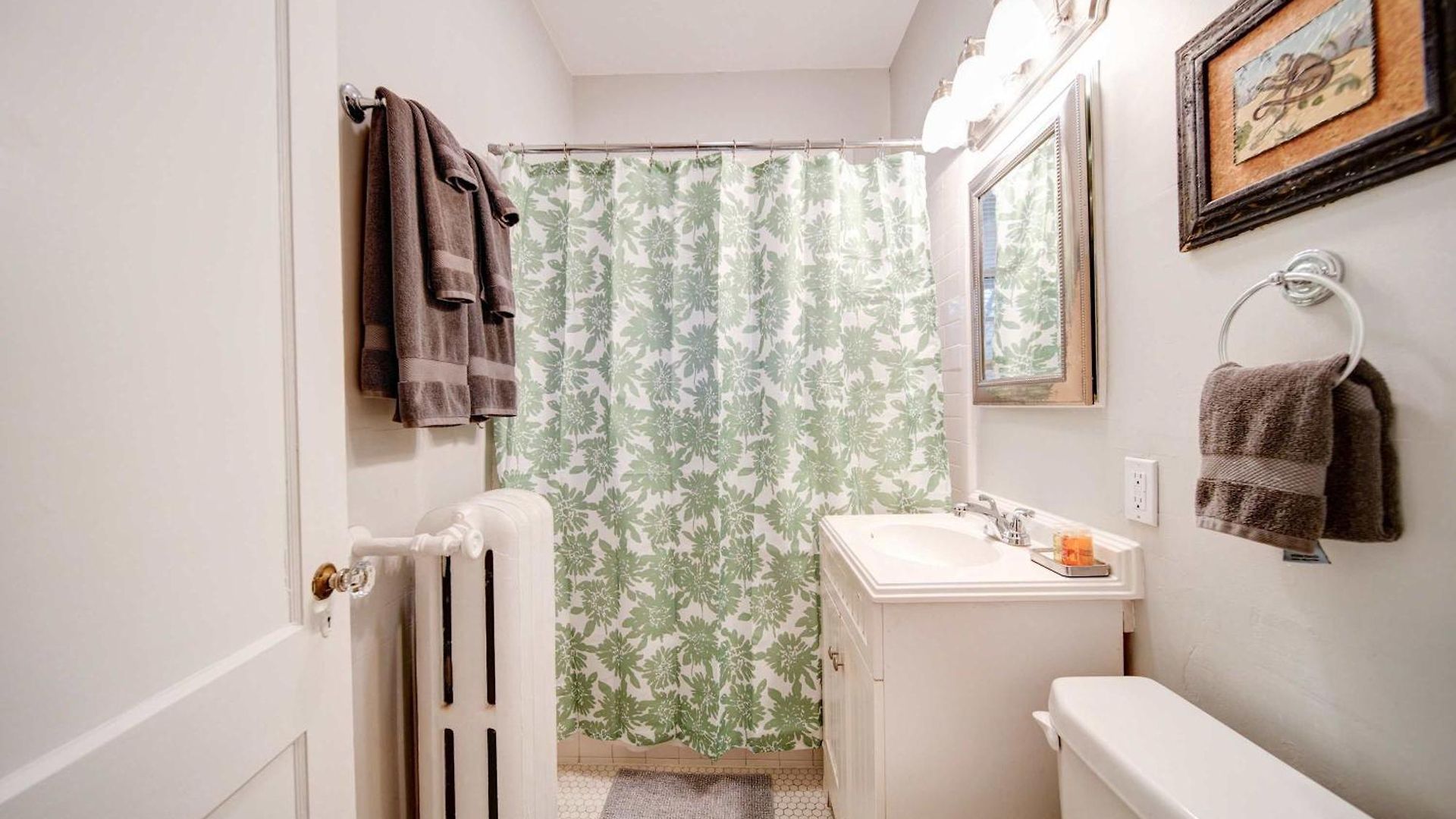 Holiday home Elegant 1br In Elizabeth With Covered Porch