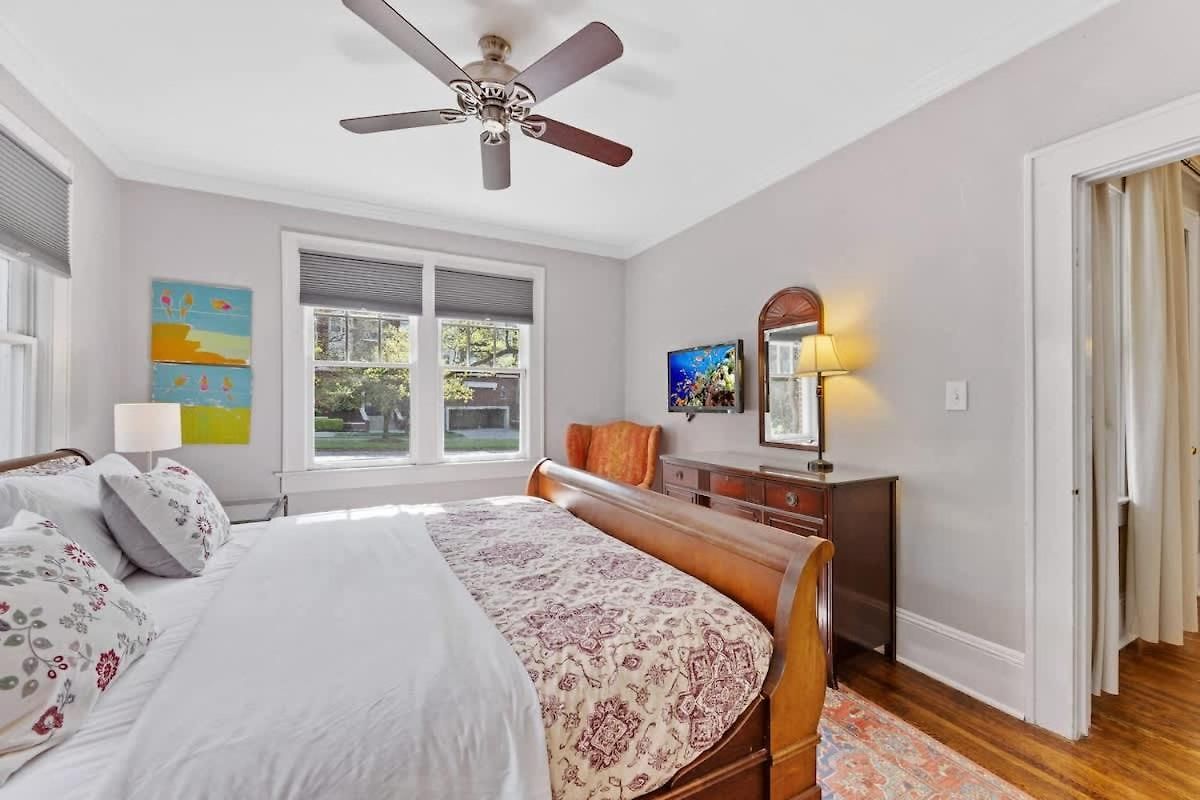 Luxurious Myers Park Living With Screened Porch Holiday home