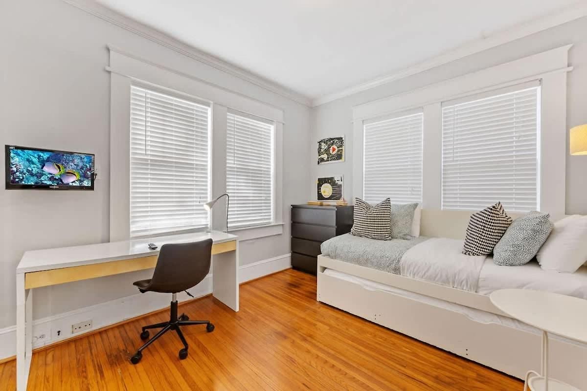 Holiday home Vibrant And Cozy 2br Near Uptown With Balcony *