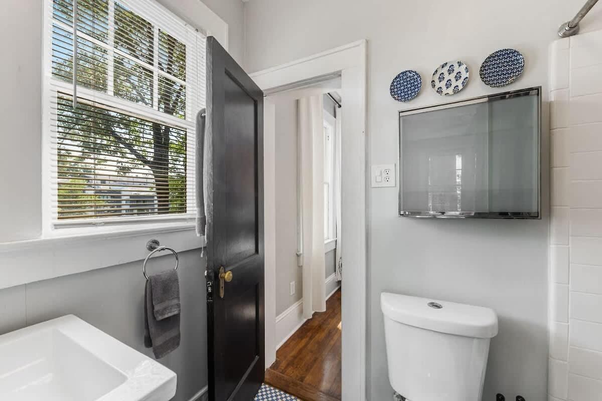 Contemporary Gem In The Heart Of Myers Park Holiday home
