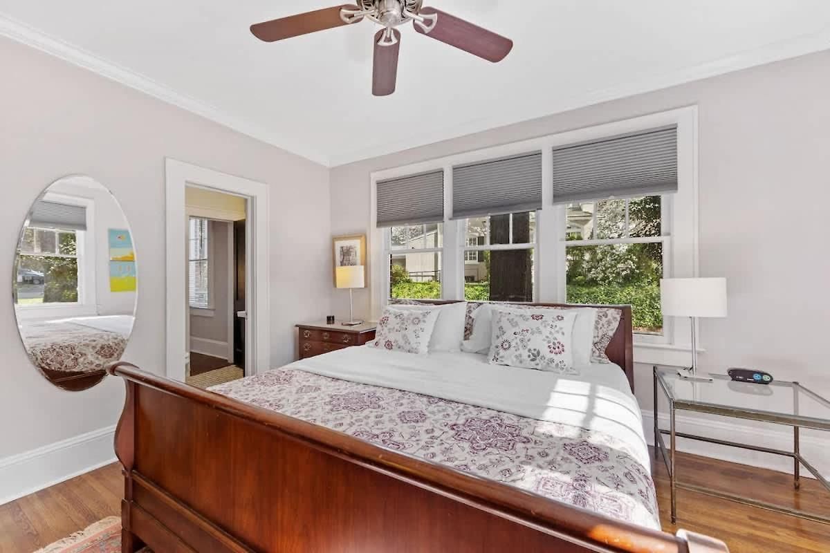 Holiday home Luxurious Myers Park Living With Screened Porch