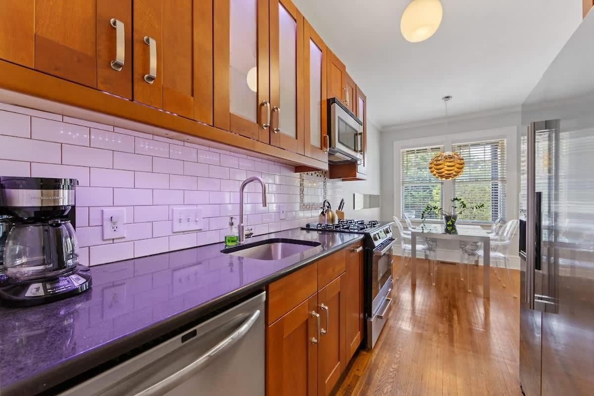 Stylish Myers Park 2 Bedroom With Screened Porch