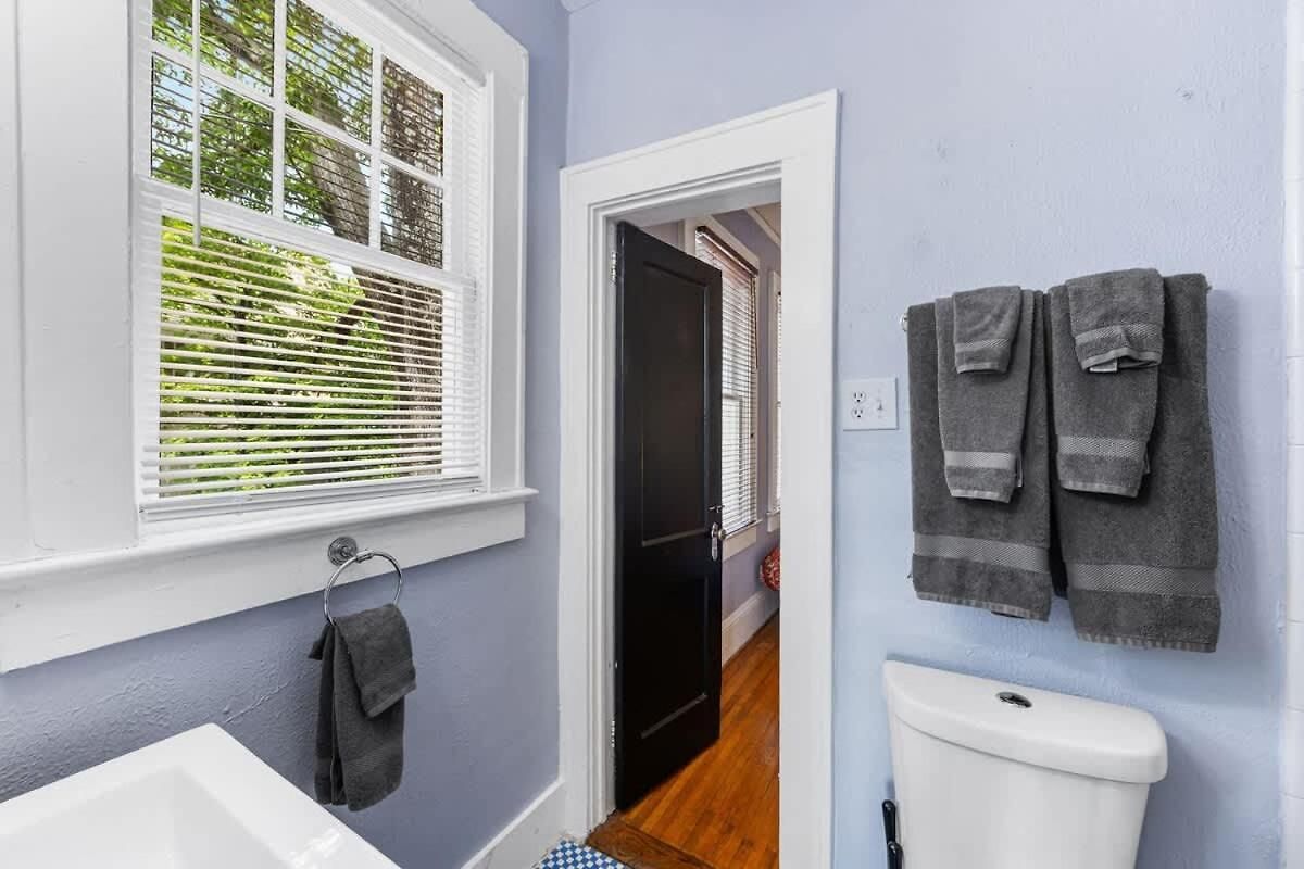 Spacious 2br In Myers Park With Sunroom