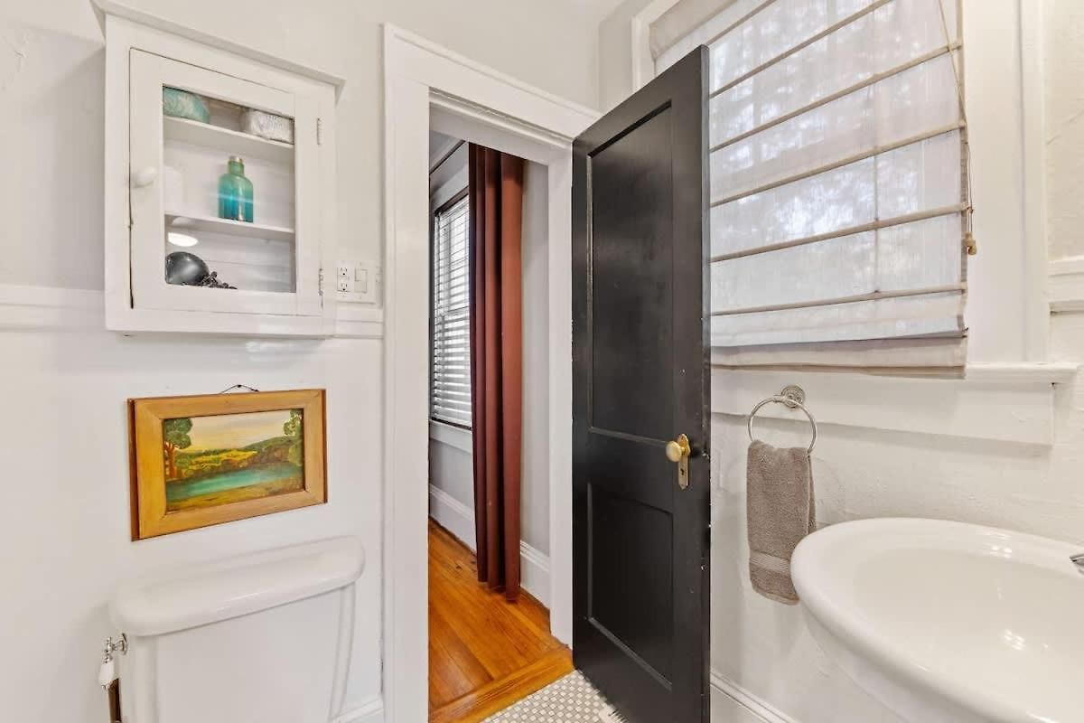 Contemporary 2br In Myers Park With Screened Porch *