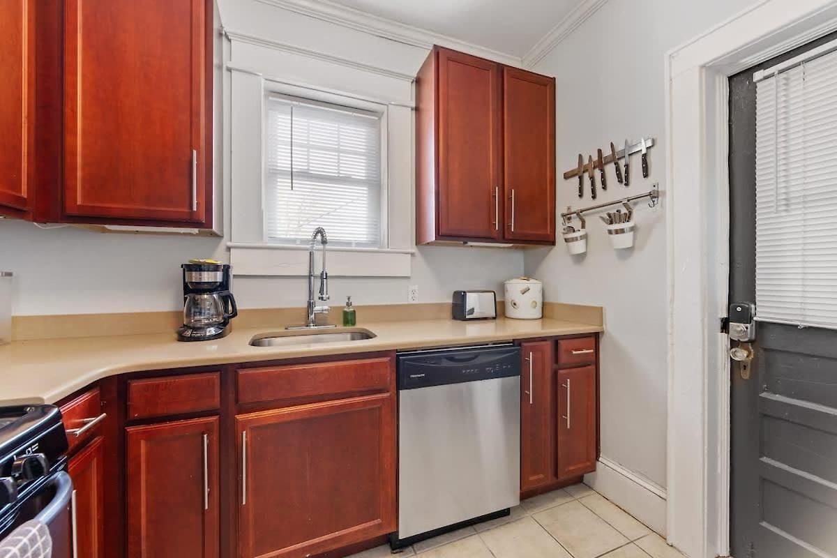 Bright And Restful 2br Near Uptown With Balcony