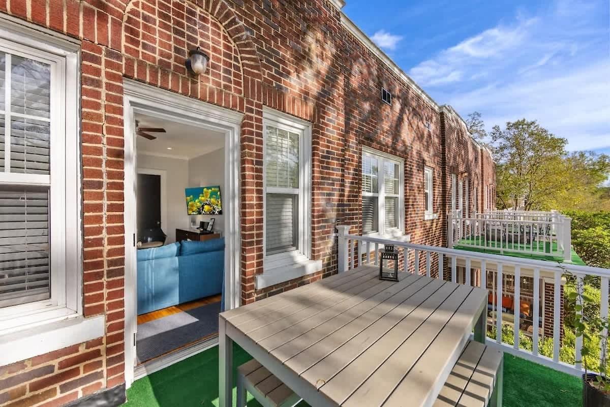 Vibrant And Cozy 2br Near Uptown With Balcony Holiday home *