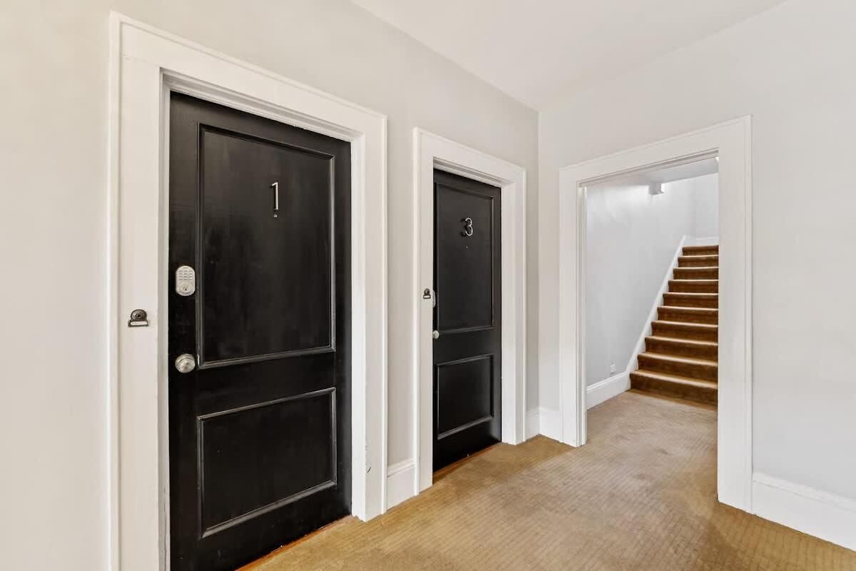 Contemporary 2br In Myers Park With Screened Porch