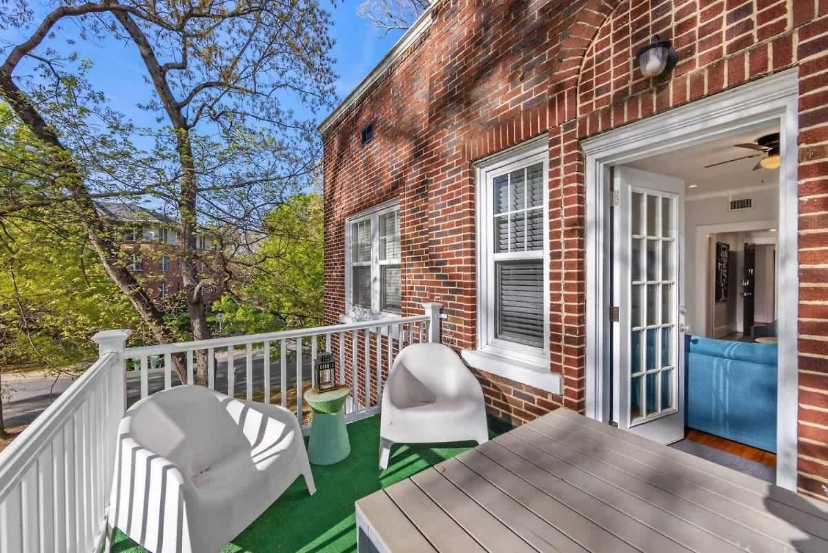 Holiday home Vibrant And Cozy 2br Near Uptown With Balcony *