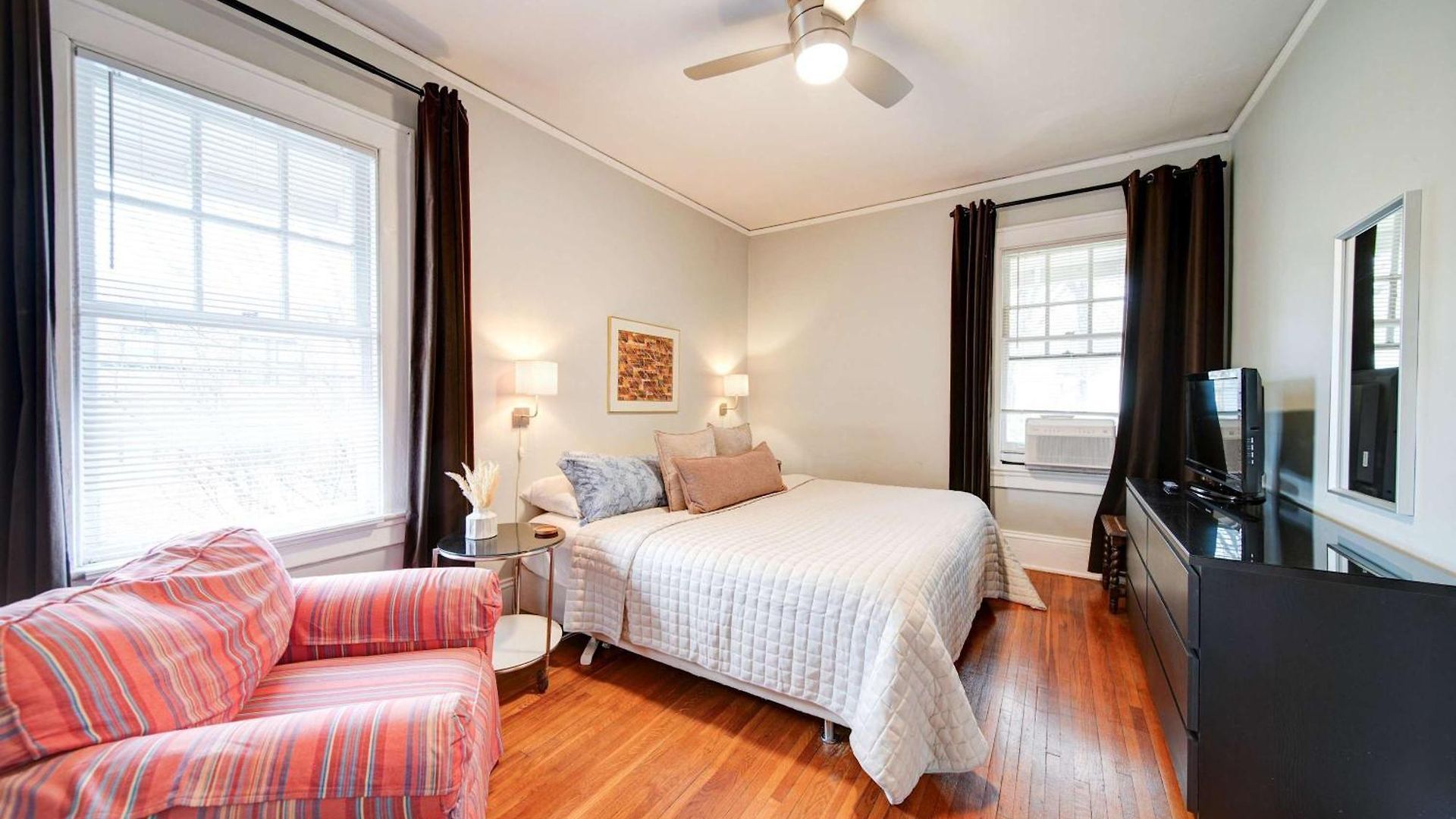 Elegant 1br King Condo, Elizabeth-plaza Midwood