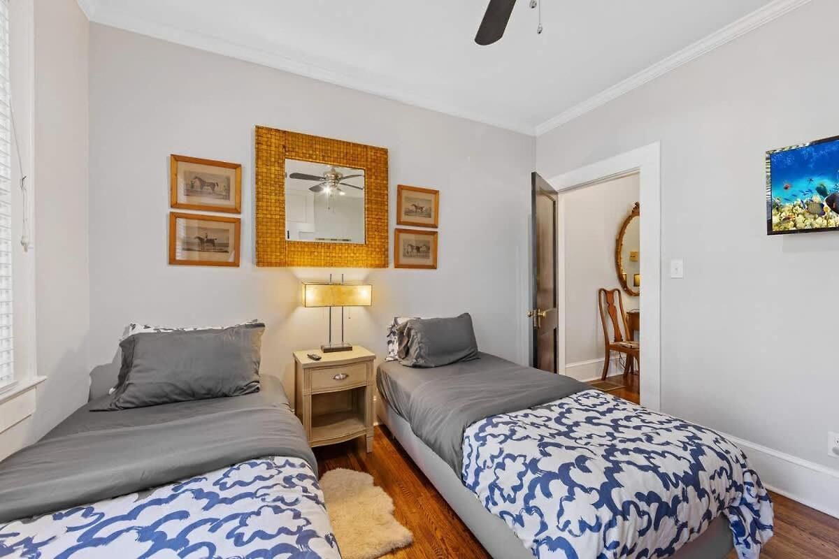 Stylish Myers Park 2 Bedroom With Screened Porch