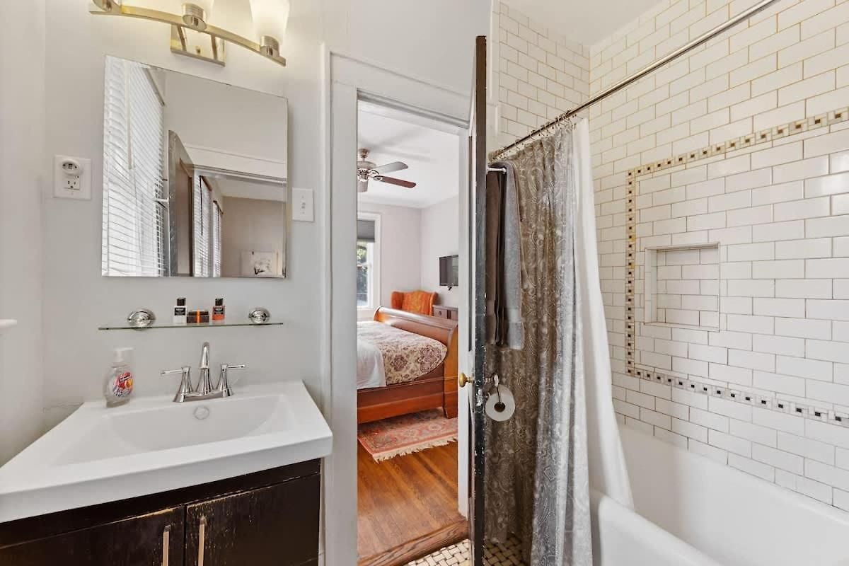 Luxurious Myers Park Living With Screened Porch * Charlotte