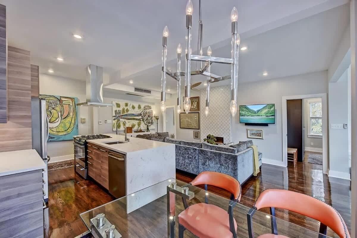 Modern 2br With Sunroom Near Uptown Holiday home