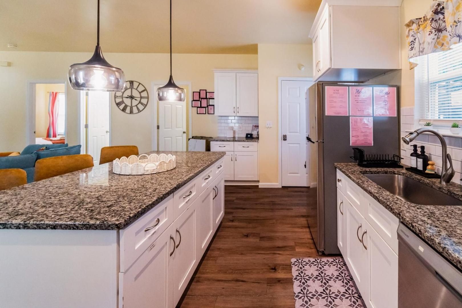 Uptown 3br | Grill + Fire Pit Holiday home *