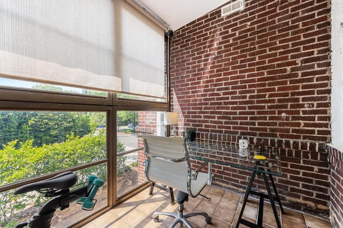 Spacious 2br In Myers Park With Sunroom *
