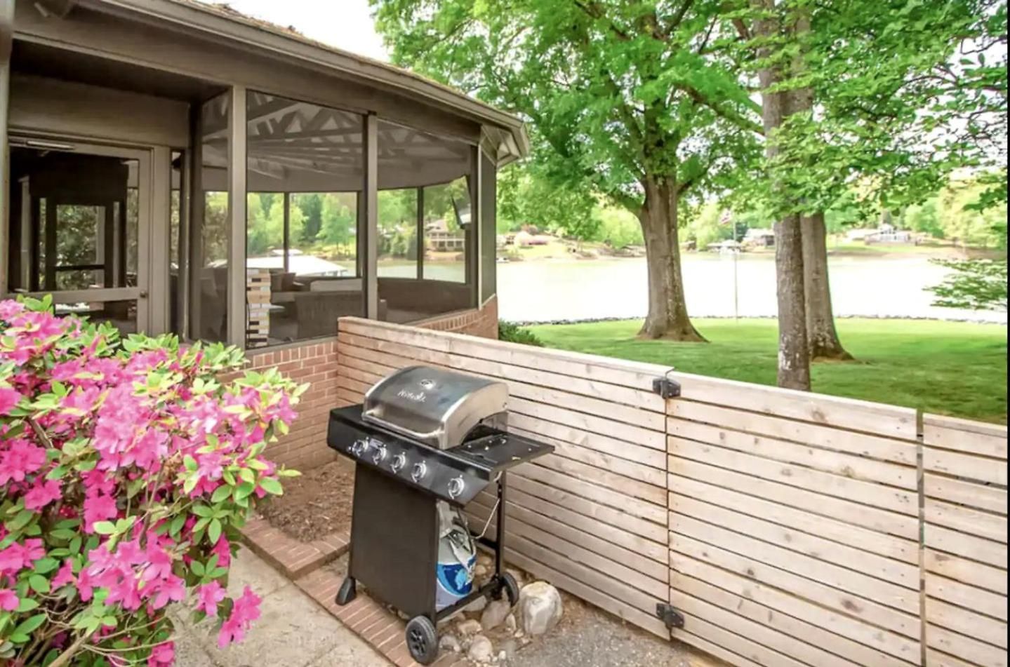 Cozy With Swimming Pool In Charlotte, North Carolina